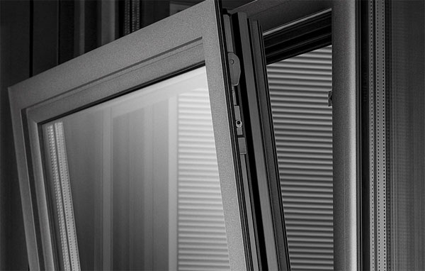 原理：德式雙組份銷釘注膠工藝+整體結(jié)構(gòu)性鋁角碼+工業(yè)級(jí)防滲膠拼角工藝;亮點(diǎn)：系統(tǒng)防水+整體穩(wěn)固性強(qiáng);廣告語(yǔ)：一體式無(wú)縫組角穩(wěn)固性強(qiáng),連大樹(shù)都能連根拔起的12級(jí)以上臺(tái)風(fēng)，輕松擋了